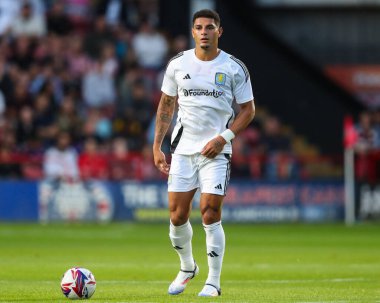 Aston Villa 'dan Diego Carlos, 17 Temmuz 2024' te Birleşik Krallık 'ın Bescot Stadyumu' nda oynanan Walsall-Aston Villa maçında maç yapıyor. 