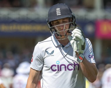 İngiltere 'den Harry Brook, 2. Rothesay Test Maçı' nda İngiltere, Trent Bridge, Nottingham, İngiltere 'de Batı Hint Adaları' na karşı 18 Temmuz 2024 'te oynanan karşılaşmada Batı Hint Adaları' ndan Kirk McKenzie tarafından yakalandıktan sonra oyun alanından ayrıldı. 