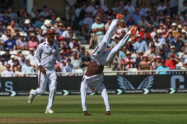 Batı Hint Adaları 'ndan Kevin Sinclair İngiltere' den Harry Brook 'un 2. Rothesay Deneme Maçı' nda İngiltere ile Batı Hint Adaları arasındaki Trent Bridge, Nottingham, İngiltere 'de 18 Temmuz 2024 karşılaşmasını kutluyor. 