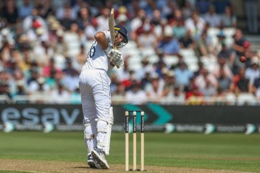 İngiltere 'den Joe Root, 18 Temmuz 2024' te İngiltere 'nin Trent Bridge, Nottingham' da oynadığı 2. Rothesay Test Maçı 'nda topun topallayarak geçişini izliyor. 