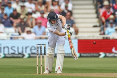 İngiltere 'den Harry Brook 18 Temmuz 2024' te İngiltere 'nin Trent Bridge, Nottingham kentinde oynanan 2. Rothesay Test Maçı' nda bir koşu için topa vuruyor. 