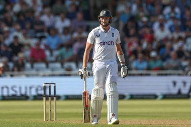 İngiltere 'den Gus Atkinson topu Batı Hint Adaları' ndan Kavem Hodge 'un ellerine bıraktıktan sonra 2. Rothesay Test Maçı' nda İngiltere ile Batı Hint Adaları arasında oynanan Trent Bridge, Nottingham, Birleşik Krallık, 18 Temmuz 2024 'te oynanan karşılaşmada 