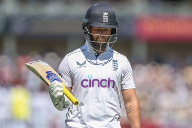 İngiltere 'den kederli bir Ben Duckett topu Batı Hint Adaları' ndan Jason Holder 'ın 2. Rothesay Test Maçı' nda İngiltere ile Batı Hint Adaları arasında oynanan Trent Bridge, Nottingham, İngiltere 'de 18 Temmuz 2024' te oynanan karşılaşmada eline geçirdikten sonra oyun alanından ayrıldı. 