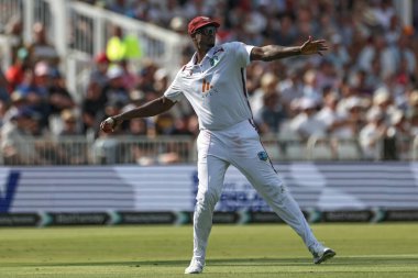 Batı Hint Adaları 'ndan Jason Holder topu 2. Rothesay Test Maçı' nda İngiltere ile Batı Hint Adaları arasında Trent Bridge, Nottingham, İngiltere 'de 18 Temmuz 2024' te oynanan karşılaşmada alıyor. 