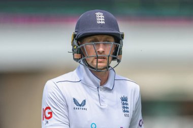 İngiltere 'den Joe Root, 18 Temmuz 2024' te Trent Bridge, Nottingham, Birleşik Krallık 'ta oynanan 2. Rothesay Test Maçı' nda Batı Hint Adaları 'na karşı oynanan karşılaşmada Batı Hint Adaları' ndan Alzarri Joseph tarafından yakalandıktan sonra oyun alanından ayrıldı. 