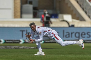 Batı Hint Adaları 'ndan Kevin Sinclair İngiltere' den Ben Duckett 'in 2. Rothesay Test Maçı' nda topu Trent Bridge, Nottingham, İngiltere 'de İngiltere' ye karşı Batı Hint Adaları maçına götürüyor. 18 Temmuz 2024 