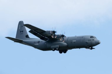 Lockheed Martin CC-130J Herkül, 436 TRANSPORT SQUADRON Kanada Kraliyet Hava Kuvvetleri, Kraliyet Uluslararası Hava Tattoo 2024 'te RAF Fairford, Cirencester, Birleşik Krallık, 18 Temmuz 2024' te ülkeye giriş yaptı.