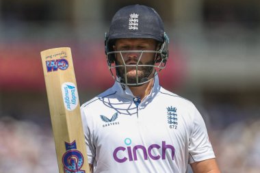 İngiltere 'den kederli bir Ben Duckett topu Batı Hint Adaları' ndan Jason Holder 'ın 2. Rothesay Test Maçı' nda İngiltere ile Batı Hint Adaları arasında oynanan Trent Bridge, Nottingham, İngiltere 'de 18 Temmuz 2024' te oynanan karşılaşmada eline geçirdikten sonra oyun alanından ayrıldı. 