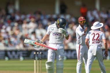 İngiltere 'nin Ollie Pope' u, 18 Temmuz 2024 'te Trent Bridge, Nottingham, İngiltere' de oynanan 2. Rothesay Test Maçı sırasında Batı Hint Adaları 'na karşı Kavem Hodge tarafından yakalandıktan sonra kafasını avuçlarının içinde tutuyor. 