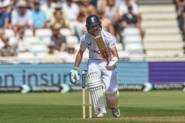 İngiltere 'den Ollie Pope İngiltere' den Joe Root 'a 2. Rothesay Test Maçı' nda Batı Hint Adaları 'na karşı Trent Bridge, Nottingham, İngiltere' de 18 Temmuz 2024 'te oynanan karşılaşmada koşu çağrısı yapmadı. 