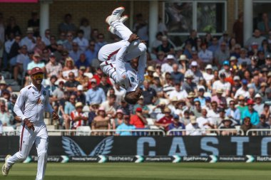 Batı Hint Adaları 'ndan Kevin Sinclair İngiltere' den Harry Brook 'un 2. Rothesay Deneme Maçı' nda İngiltere ile Batı Hint Adaları arasındaki Trent Bridge, Nottingham, İngiltere 'de 18 Temmuz 2024 karşılaşmasını kutluyor. 