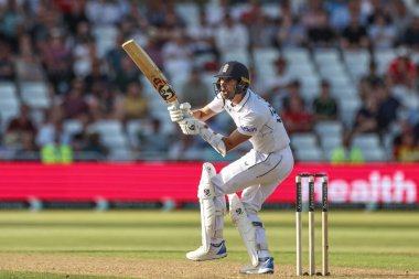 İngiltere 'den Mark Wood, 18 Temmuz 2024' te İngiltere 'nin Trent Bridge, Nottingham, İngiltere' de oynanan 2. Rothesay Test Maçı 'nda bir koşu için topu atıyor. 