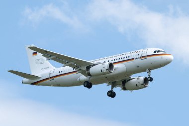 Airbus A319 OH BMVG Alman Hava Kuvvetleri RAF Fairford, Cirencester, Birleşik Krallık, 18 Temmuz 2024 'te Uluslararası Kraliyet Hava Tattoo 2024 Geliş Günü' ne ulaşır.