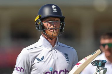 İngiltere 'den Ben Stokes, 18 Temmuz 2024' te İngiltere 'nin Trent Bridge, Nottingham' da oynadığı 2. Rothesay Test Maçı 'nda oynamak üzere sahadan ayrıldı. 