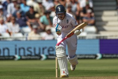 İngiltere 'nin Ollie Pope' u, 18 Temmuz 2024 'te İngiltere' nin Nottingham, Trent Bridge 'de oynadığı 2. Rothesay Test Maçı' nda bir yüzyılı (100 koşu) kutluyor.  