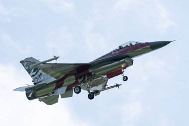 Lockheed Martin F-16 ESKADRILLE 727 Kraliyet Danimarka Kraliyet Hava Kuvvetleri 2024 Kraliyet Hava Tattoo Geliş Günü sırasında RAF Fairford, Cirencester, Birleşik Krallık, 18 Temmuz 2024