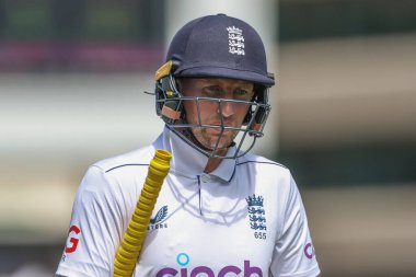 İngiltere 'den Joe Root, 18 Temmuz 2024' te İngiltere 'nin Trent Bridge, Nottingham' da oynadığı 2. Rothesay Test Maçı 'nda öğle yemeğine çıkıyor. 