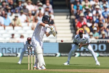 İngiltere 'den Ben Duckett 4 sayı yaptı ve İngiltere' den Ollie Pope ile 50 ortaklık yaptı. Bu, İngiltere 'nin Trent Bridge, Nottingham, Birleşik Krallık' ta oynadığı 2. Rothesay Test Maçı 'nda 50 ortaklık testinin en hızlısıdır. 