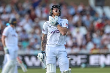 İngiltere 'den kederli bir Ben Stokes, 18 Temmuz 2024' te İngiltere 'nin Trent Bridge, Nottingham, İngiltere' de oynanan 2. Rothesay Test Maçı sırasında Jeremiah Louis tarafından yakalandıktan sonra oyun alanından ayrıldı. 