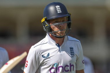 İngiltere 'den Ollie Pope, 18 Temmuz 2024' te İngiltere 'nin Trent Bridge, Nottingham' da oynadığı 2. Rothesay Test Maçı 'nda oynamak üzere sahadan ayrılıyor. 