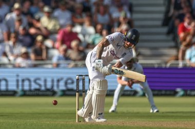 İngiltere 'den Ben Stokes, 18 Temmuz 2024' te İngiltere 'nin Trent Bridge, Nottingham' da oynadığı 2. Rothesay Test Maçı 'nda topa vuruyor. 