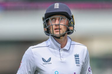 İngiltere 'den Joe Root, 18 Temmuz 2024' te Trent Bridge, Nottingham, Birleşik Krallık 'ta oynanan 2. Rothesay Test Maçı' nda Batı Hint Adaları 'na karşı oynanan karşılaşmada Batı Hint Adaları' ndan Alzarri Joseph tarafından yakalandıktan sonra oyun alanından ayrıldı. 