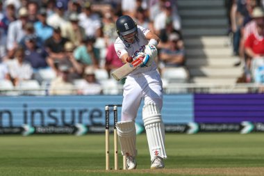 İngiltere 'den Ollie Pope, İngiltere' nin Nottingham kentindeki Trent Bridge 'de oynanan 2. Rothesay Test Maçı' nda topa dört koşu ve bir asır boyunca vuruyor. 