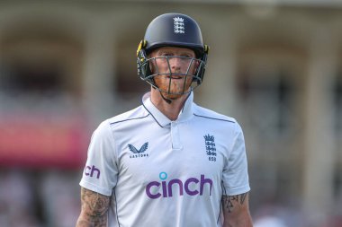 İngiltere 'den kederli bir Ben Stokes, 18 Temmuz 2024' te İngiltere 'nin Trent Bridge, Nottingham, İngiltere' de oynanan 2. Rothesay Test Maçı sırasında Jeremiah Louis tarafından yakalandıktan sonra oyun alanından ayrıldı. 