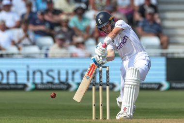 İngiltere 'den Ollie Pope, 18 Temmuz 2024' te İngiltere 'nin Trent Bridge, Nottingham, İngiltere' de oynanan 2. Rothesay Test Maçı 'nda dört koşu yaptı. 