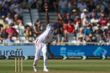 Batı Hint Adaları 'ndan Alzarri Joseph topu 2. Rothesay Test Maçı' nda İngiltere 'ye karşı Batı Hint Adaları maçı sırasında İngiltere, Nottingham, İngiltere' de 18 Temmuz 2024 'te veriyor. 