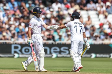 İngiltere 'den Ben Duckett, İngiltere' nin başkenti Nottingham 'da oynanan 2. Rothesay Test Maçı' nda İngiltere ile Batı Hint Adaları arasında oynanan ve 18 Temmuz 2024 tarihinde oynanan karşılaşmada İngiltere 'den Ollie Pope' u tebrik ediyor. 