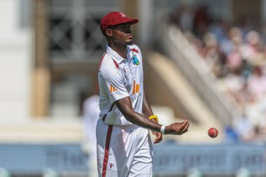 Batı Hint Adaları 'ndan Alzarri Joseph topu 2. Rothesay Test Maçı' nda İngiltere-Batı Hint Adaları maçında 18 Temmuz 2024 Trent Bridge, Nottingham 'da fırlattı. 