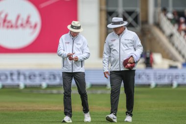 Sahada hakem Rod Tucker topu kontrol ediyor ve top Rothesay Test Maçı 'nın dördüncü gününde İngiltere - Batı Hint Adaları maçı sırasında İngiltere - Trent Bridge, Nottingham, İngiltere, 21 Temmuz 2024