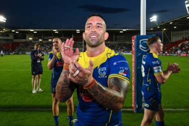 Warrington Wolves takımından Paul Vaughan, 19 Temmuz 2024 'te oynanan 18. Betfred Süper Lig karşılaşmasının sonunda St Helens - Warrington Wolves maçının taraftarlarını alkışlıyor.