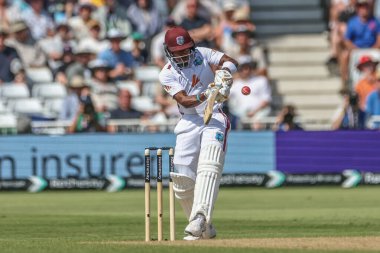 Batı Hint Adaları 'ndan Kavem Hodge, İngiltere' nin Nottingham kentindeki Trent Köprüsü 'nde oynanan 2. Rothesay Test Maçı' nda iki koşu yaptı.