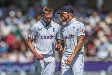 İngiltere 'den Ben Stokes, İngiltere' den Gus Atkinson ile topu 2. Rothesay Test Maçı 'nda tartışır. 2. İngiltere-Batı Hint Adaları maçı, Trent Bridge, Nottingham, İngiltere, 19 Temmuz 2024