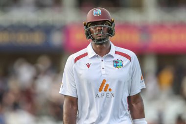 Batı Hint Adaları 'ndan Jason Holder, 2. Rothesay Test Maçı' nda sahadan çıkıyor. 2.