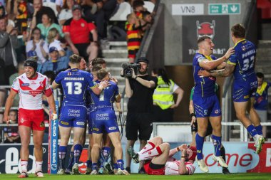 Warrington Wolves 'tan Adam Holroyd, 19 Temmuz 2024' te St Helens vs Warrington Wolves 'a karşı oynadığı Betfred Süper Lig karşılaşmasında 10-16' lık galibiyetini kutluyor.
