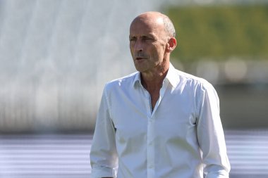 Eski İngiliz kriket oyuncusu Nasser Hussain, 2. Rothesay Test Maçı 'nda İngiltere ile Batı Hint Adaları arasında 19 Temmuz 2024' te Trent Bridge, Nottingham, İngiltere 'de oynanan karşılaşma.