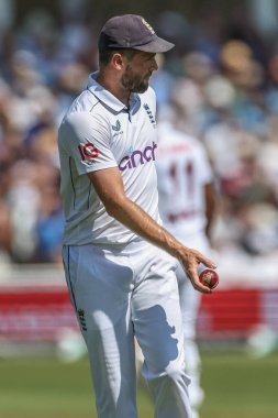 İngiltere 'den Chris Woakes topu 2. Rothesay Deneme Maçı' nda attı. İngiltere 'ye karşı Batı Hint Adaları, Trent Bridge, Nottingham, İngiltere, 19 Temmuz 2024