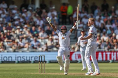 Batı Hint Adaları 'ndan Kavem Hodge, İngiltere' nin Nottingham, İngiltere 'de 19 Temmuz 2024' te Trent Köprüsü 'nde oynanan 2. Rothesay Test Maçı' nda 4 sayı attıktan sonra ilk yüzyılını (100 koşu) kutluyor.