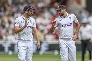 İngiltere 'den Chris Woakes, Rothesay Test Maçı' nda İngiltere 'den Mark Wood' a konuşuyor. 20 Temmuz 2024 Trent Bridge, Nottingham, İngiltere 'de Batı Hint Adaları' na karşı üç İngiltere maçı.