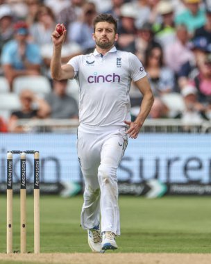 İngiltere 'den Mark Wood topu Rothesay Test Maçı' nın dördüncü gününde Trent Bridge, Nottingham, İngiltere 'de oynanan Batı Hint Adaları maçında veriyor.