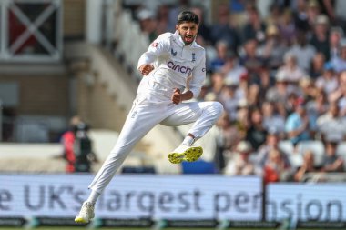 İngiltere 'den Shoaib Bashir, 21 Temmuz 2024' te Trent Bridge, Nottingham, İngiltere 'de oynanan Rothesay Test Maçı' nda Batı Hint Adaları 'na karşı oynanan dördüncü maçta Batı Hint Adaları' ndan Alick Athanaze 'in kalesini kutluyor.