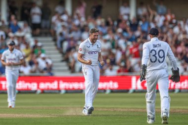 İngiltere 'den Chris Woakes, 19 Temmuz 2024' te İngiltere 'nin Nottingham, İngiltere' deki Trent Köprüsü 'nde oynanan 2. Rothesay Test Maçı' nda Kavem Hodge 'un kalesini kutluyor.