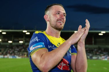 Warrington Wolves takımından Ben Currie, 19 Temmuz 2024 'te St. Helens - Wicked Stadyumu, St Helens - Warrington Wolves maçından sonra gezgin taraftarları alkışlıyor.