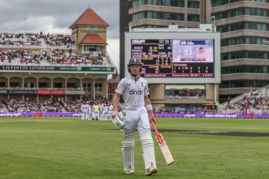 İngiltere 'den Ollie Pope, Rothesay Test Maçı' nda kalesini kaybettikten sonra İngiltere 'nin Batı Hint Adaları' na karşı Trent Bridge, Nottingham, İngiltere 'de 20 Temmuz 2024' te oynadığı maçta sahadan ayrıldı.