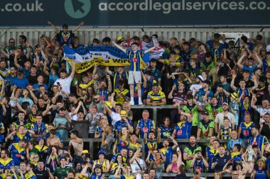 Warrington taraftarları, 18. Betfred Süper Lig karşılaşmasında Warrington Wolves 'a karşı mücadele eden Warrington Wolves takımı Matty Nicholson' ı 19 Temmuz 2024 'te St. Helens, St Helens, İngiltere' de kutladılar.