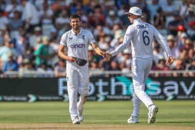 İngiltere 'den Zak Crawley, İngiltere' den Mark Wood 'a 2. Rothesay Test Maçı' nda beşlik çakıyor. İngiltere 'ye karşı Batı Hint Adaları, Trent Bridge, Nottingham, İngiltere, 19 Temmuz 2024