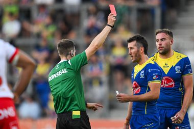 Hakem Chris Kendall, 19 Temmuz 2024 'te St Helens-Warrington Wolves maçında Warrington Wolves' tan James Harrison 'a kırmızı kart verdi.